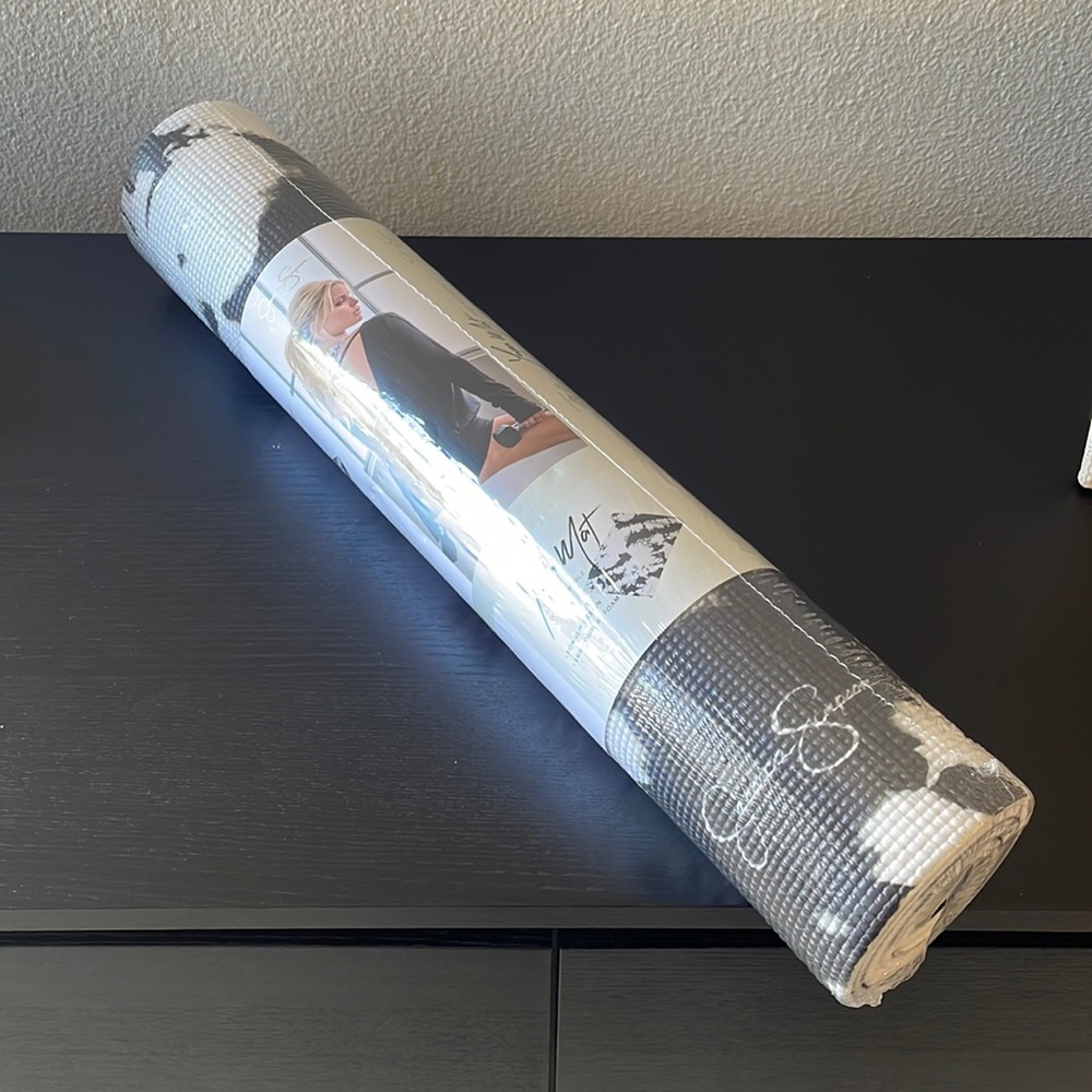 Jessica Simpson black and white yoga mat